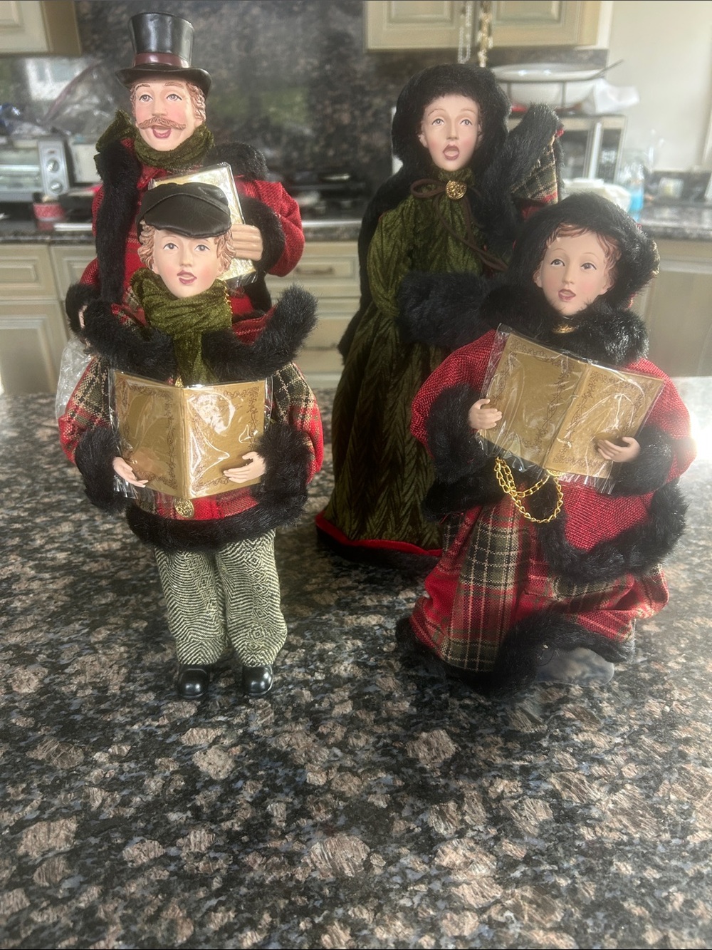 VALERIE PARR HILL DICKENS SET OF 4 FAMILY CHRISTMAS CAROLERS RED PLAID NWT